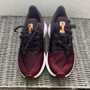 Nike Zoom, size 7, burgundy with gold Nike swish